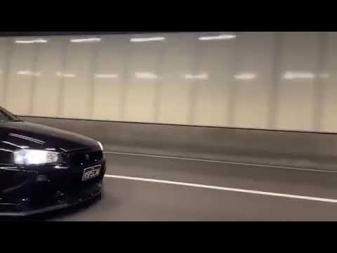Nissan Skyline r34 Gt-r acelerando forte no túnel