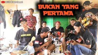 Download lagu BUKAN YANG PERTAMA||cover pengamen||anak rantau TKI Malaysia mp3
