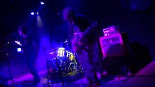 Boogarins - "Fim" / "Doce"