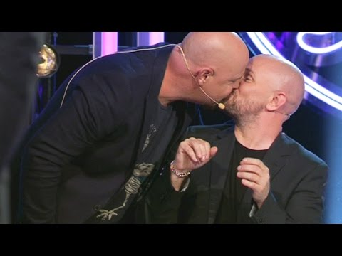 KYSSEN: Anders Bagge slätar av Daniel Breitholtz - Idol Sverige (TV4)