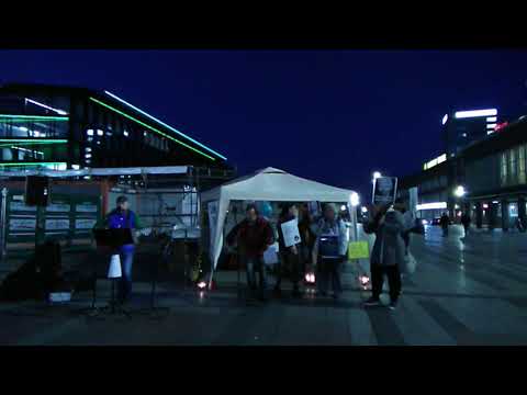 "Lasst ihn frei"! Bijan bei der 1. Duisburger Mahnwache für Julian Assange