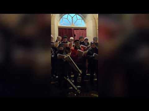 Zusammenschnitt der Eröffnung des ersten Adventsfensters am 1. Dezember 2025 am Rathaus Weixdorf 