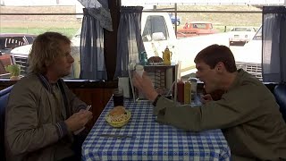 Ты соль россыпал.Плохая примета (Тупой и еще тупее 1994) Смешной момент.