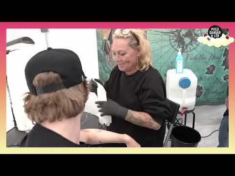 Oliver tatuerar sig hos Caravan Tattoo