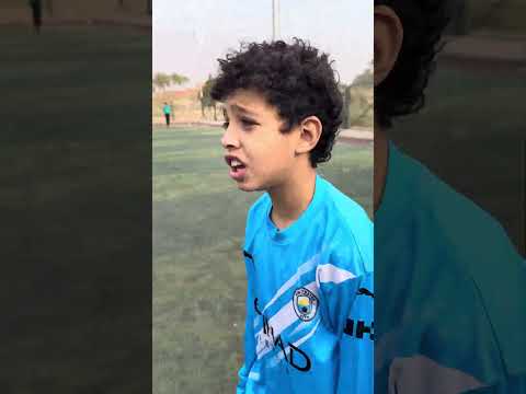 ‏الولد الصغير يجعل مدرب كرة القدم يمشي اللاعب الآخر خارج الملعب