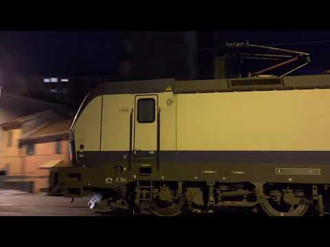 E191 002 FuoriMuro in transito al passaggio a livello di via Quiliano a Savona