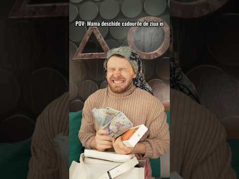 Mama își deschide cadourile de ziua ei