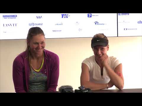 Květa Peschkeová a Nicole Melicharová po vítězství ve finále čtyřhry na J&T Banka Prague Open
