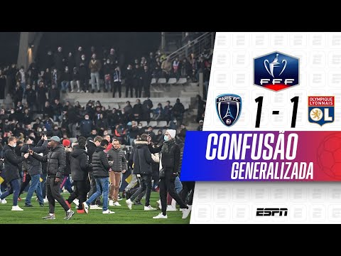 URGENTE: TORCIDA DO LYON COLOCA FOGO NO ESTÁDIO DO PARIS FC E INVADE GRAMADO COM JOGADORES EM CAMPO