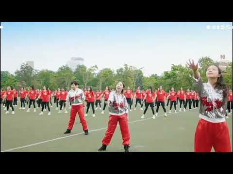 Apresentação de quadrilha em grande escala no 52º Encontro Esportivo da Universidade de Fuzhou, China, em 2023.