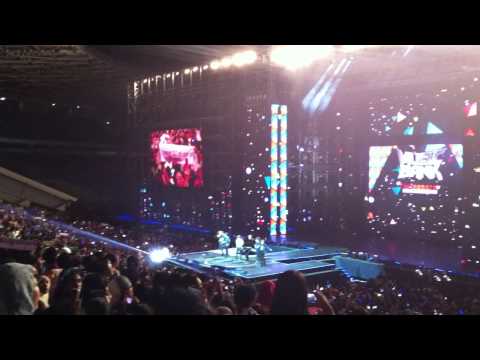 [Fancam] MUBANKJKT 130309 Beast - Intro + Posing for Fans