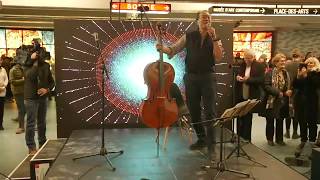 Le violoncelliste Yo Yo Ma offre une prestation gratuite à la station de métro Place-des-Arts