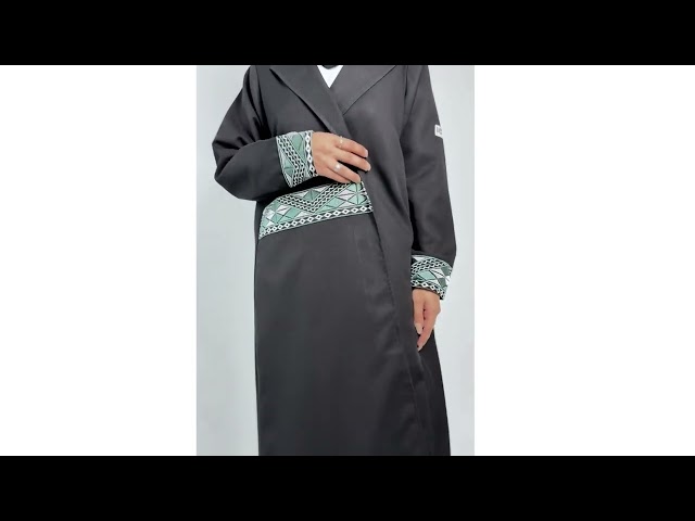 عبايه من قماش الميني مات وكلفة في اطراف الاكمام ومن الخصر بجنب واحد