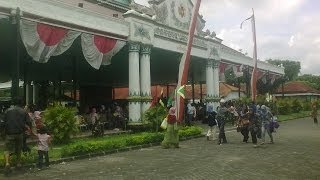 preview picture of video 'Sekaten 2 Garebeg, Gunungan dan Prajurit Kraton'