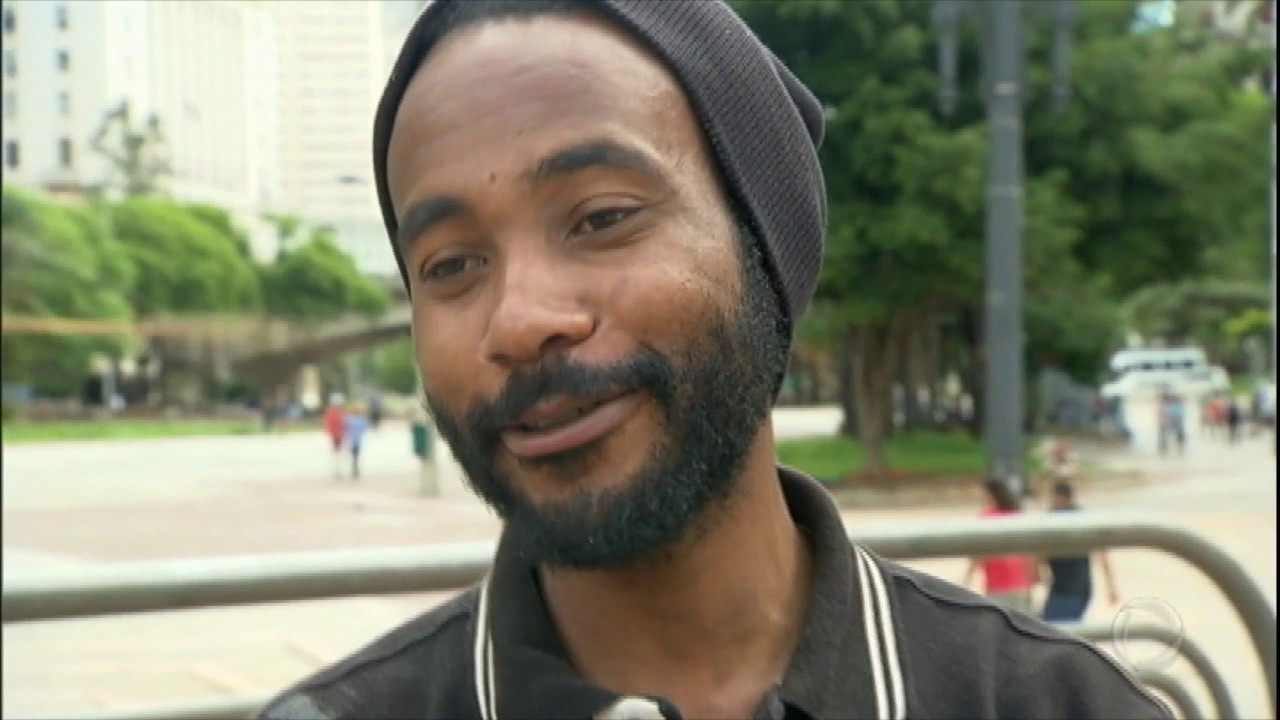 Funkeiro que chegou a ganhar R$ 10 mil por show vira morador de rua