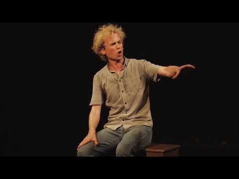 VENISE N’EST PAS EN ITALIE -Emile a quinze ans. Il vit à Montargis, entre un père doux-dingue et...