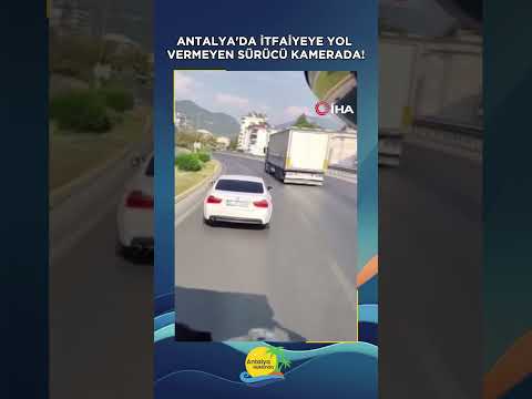 Antalya'da itfaiyeye yol veremeyen sürücü kamerada
