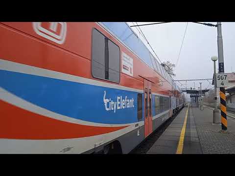 Os 6915 směr Praha Masarykovo nádraží s pozdravem 471 004 ve stanici Dolní Zálezly