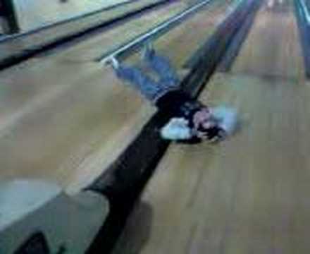 Spettacolare caduta al Bowling