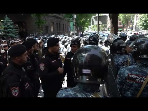 #Ուղիղ. Կառավարության նիստին զուգահեռ Սրբազանն աջակիցների հետ մեքենաներով ակցիա է անում