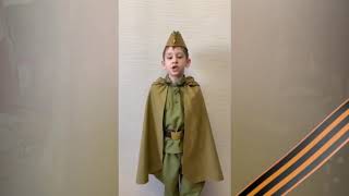 Это стихотворение посвящено к Дню Победы! 
Как готовимся к празднику: несем цветы, флажки, поем песни. 
В каждой семье есть вспомнить чье имя.