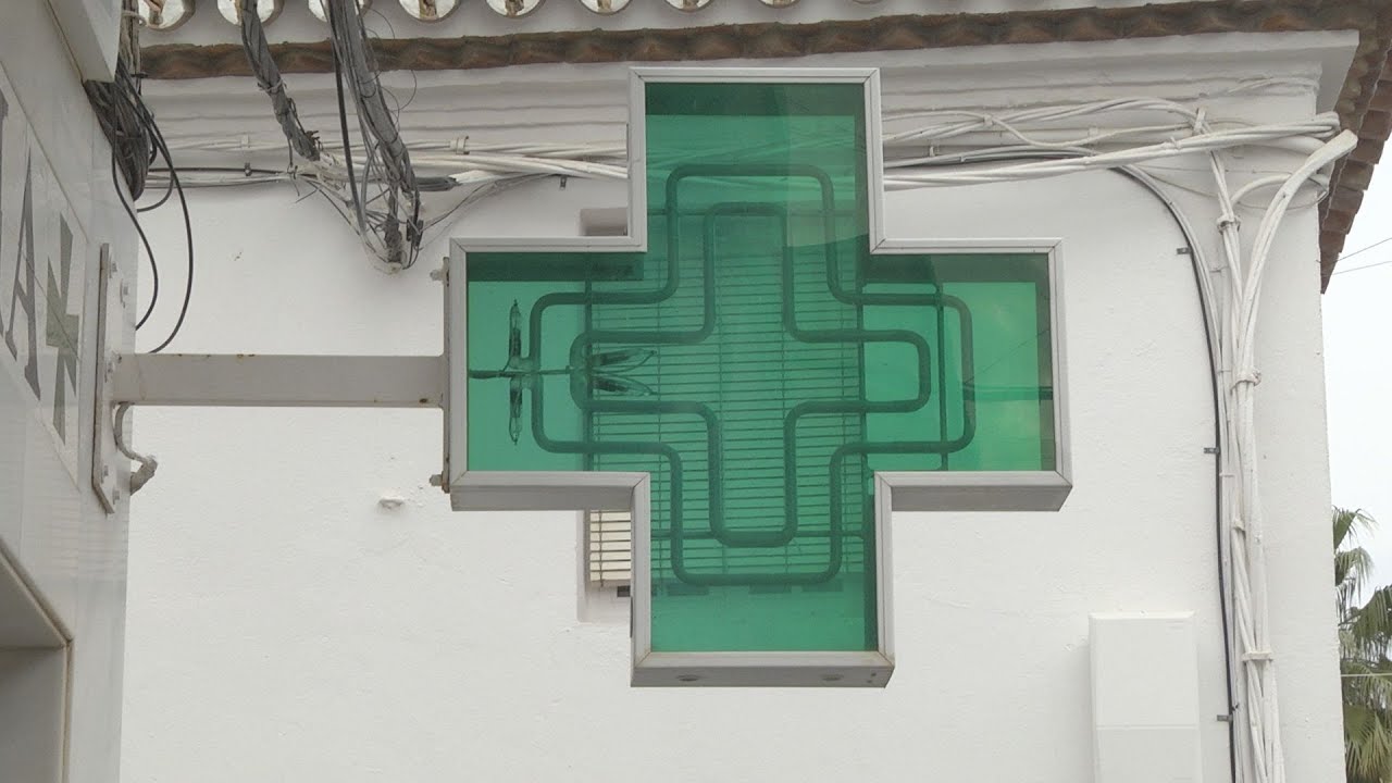 Entrega de imanes con información sobre salud.