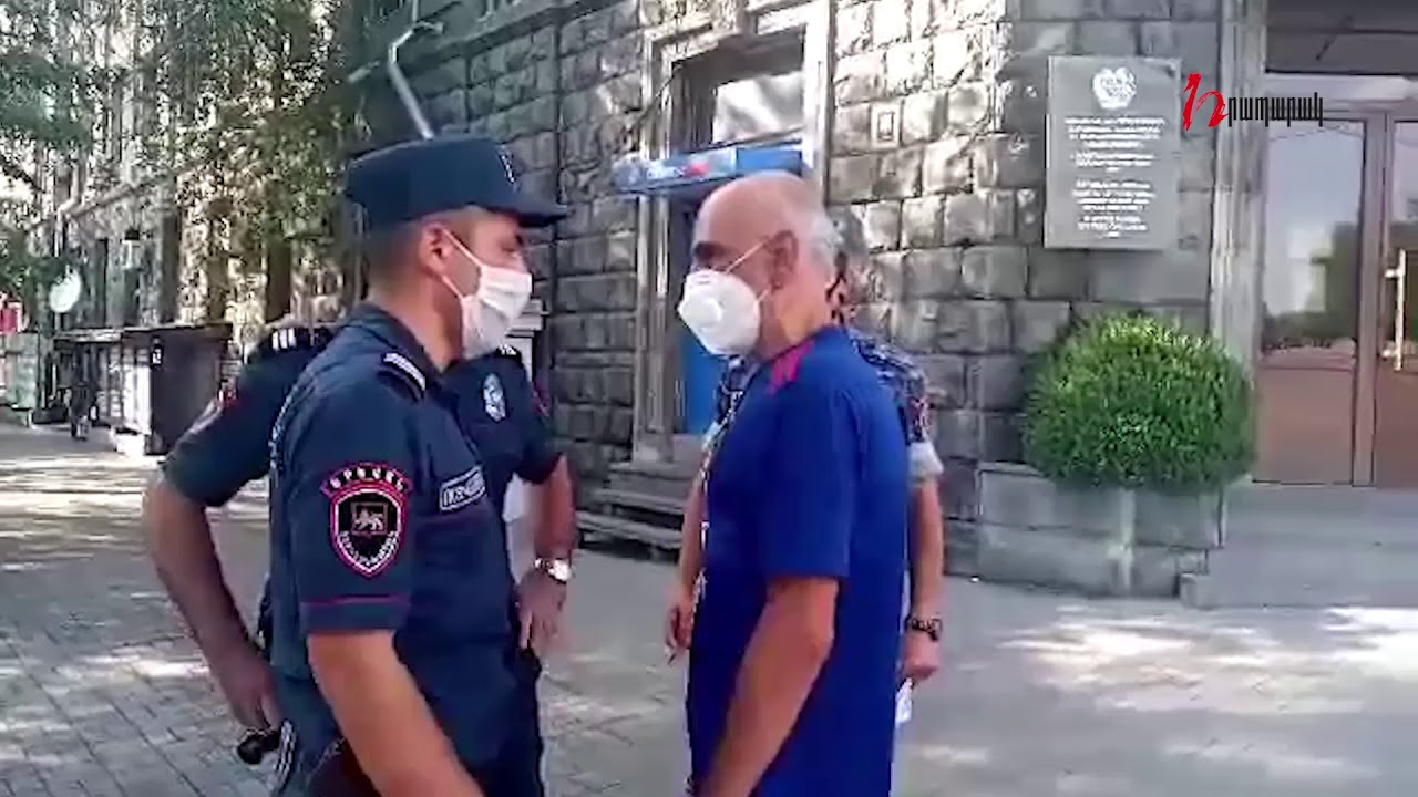 Բանավեճ՝ ոստիկանների եւ քաղաքացու միջեւ