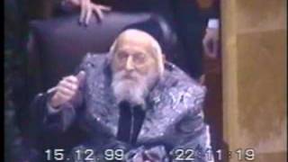 Download lagu Bobov Rebbe's Zt'l at Wedding the Rebbe Stands Up for his Son mp3