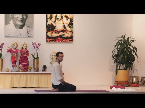YOGA "Im Gleichgewicht" fort. Mittelstufe mit Igor - Yoga Vidya Live - 9:15 Uhr 11.08.2021