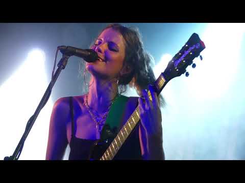 Hinds - Spanish Bombs (The Clash) live Manchester Academy 3 13-11-18