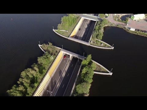 Nei Paesi Bassi un capolavoro di ingegneria: le auto scompaiono sott'acqua