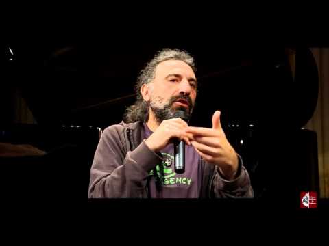 Enrico Rava nell'imitazione di Stefano Bollani (all'Istituto italiano di cultura di Parigi)