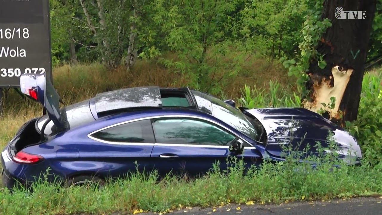 Mercedes uderzył w drzewo. Zdarzenie drogowe na ul. Sienkiewicza w Sieradzu