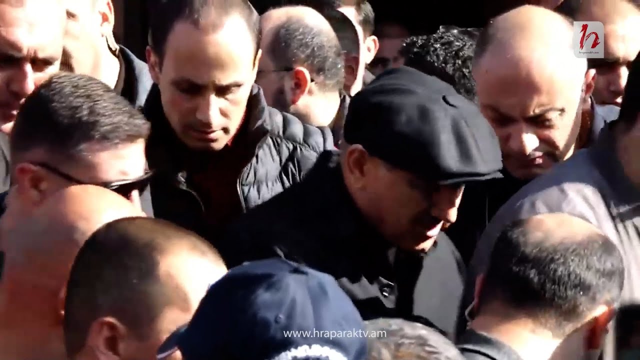 Փաշինյանի երկրպագու տարեց կնոջը հրեցին` չթողնելով մոտենալ Ն. Փաշինյանին