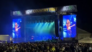 Keith Urban helps reveal gender of Nova Scotia couple's baby on stage