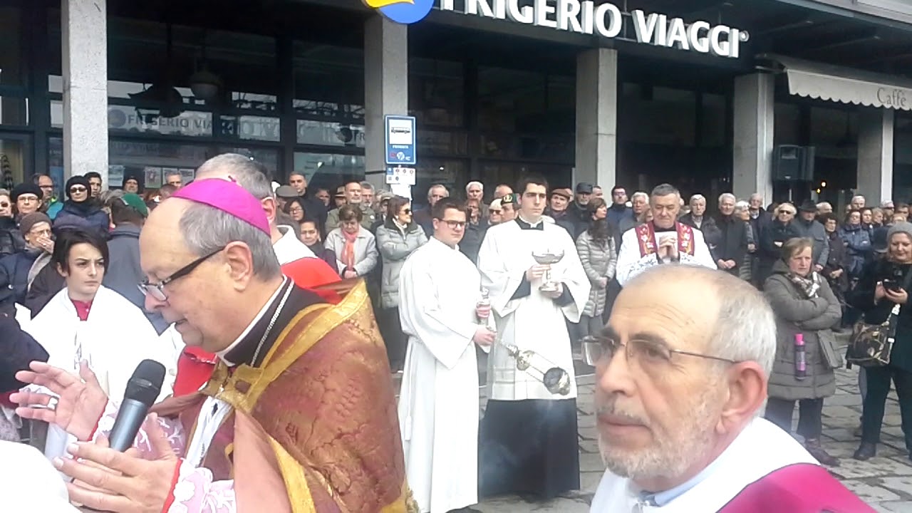Il vescovo Cantoni alla processione del venerdì santo: la benedizione del lago