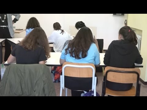 Niente cellulari a scuola, cosa pensano gli studenti di Bari: "Una disgrazia, ora ci tocca studiare"