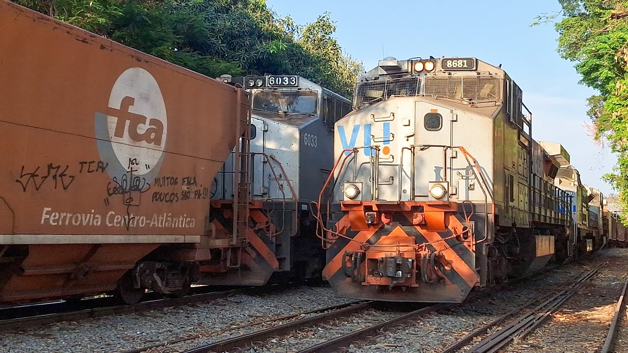 Cruzamento entre dois trens graneleiros no pátio de EEQ em Itaúna MG
