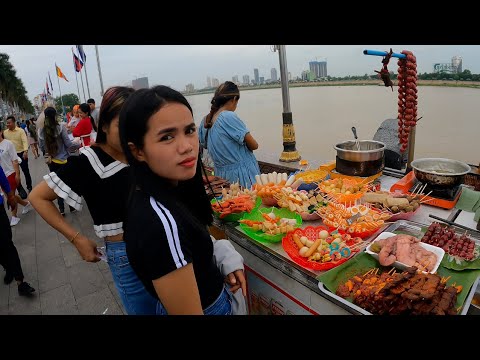 Walking tour Exploring food at Riverside in Phnom Penh street food, Cambodia tourism