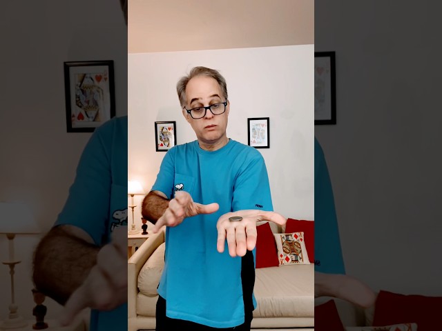 Vídeo relacionado con Lámpara mágica de monedas intercambiables, moneda intercambiable, trucos mágicos, mago, primer plano, ilusiones, accesorios de truco, mentalismo, moneda que aparece desaparecer Magia Street