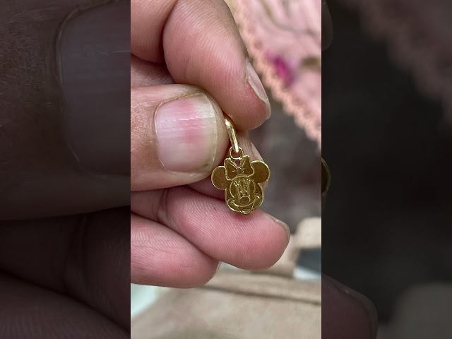 Vídeo relacionado con Pendientes chapados en plata con diseño de silueta de Mickey y Minnie Mouse, talla única, Chapado en plata, No es una piedra preciosa