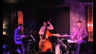 Adrian Carrio Trio - Tolivia's groove