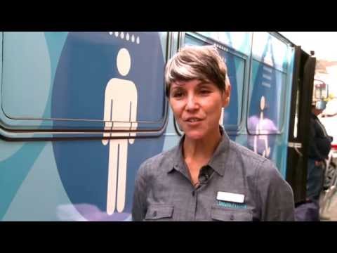 Ônibus leva banhos públicos aos sem-teto de São Francisco, nos EUA