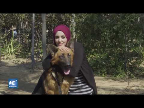 Talia Thabit, primera entrenadora de perros en Gaza