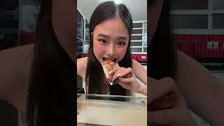 Priscila ju provando frango no saco