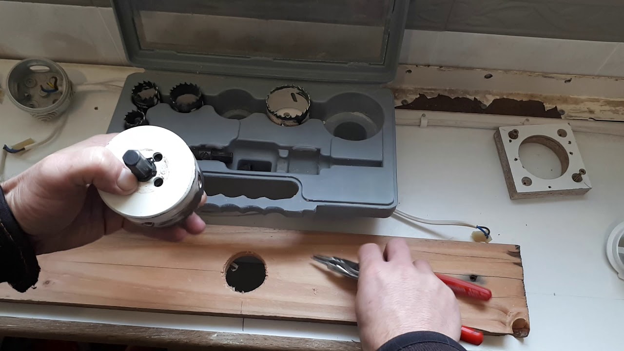 Les trucs de l'atelier - Agrandir un trou de manière centré à la scie cloche.