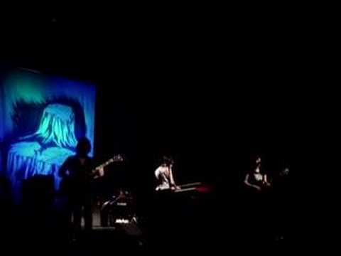 Kaki joins Tegan and Sara to play Monday x3 13/12/07 Sydney