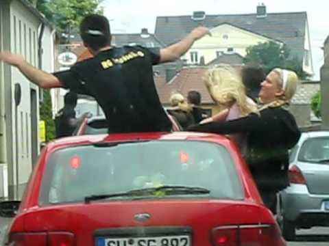 Auto-Corso durch Urfeld