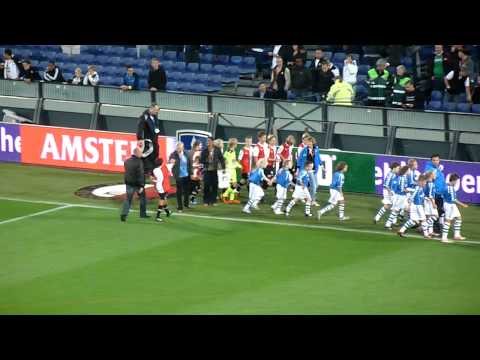 FEYENOORD - AGOVV beker 2011 opkomst spelers en begin wedstrijd
