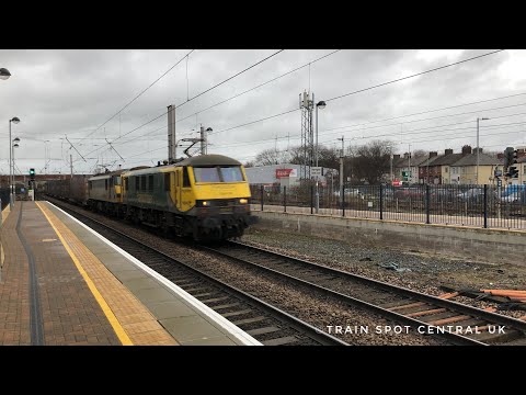 Freightliner 90045 and 90044 passing through Warrington Bank Quay hauling a consist of containers